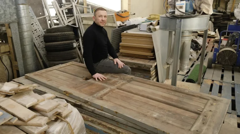 Une partie des portes des Baumettes qu’il a acquise ont déjà été transformées et prêtes à être vendues. Des dizaines reposent encore dans l’atelier de Dorin Zorila, dans le 15e arrondissement. Photo Franck Pennant